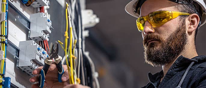 electrician cutting wires