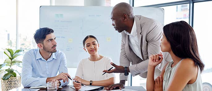 A leader with his group in discussion